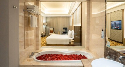 Wyndham Surabaya City Centre Room Type - Grand Deluxe King