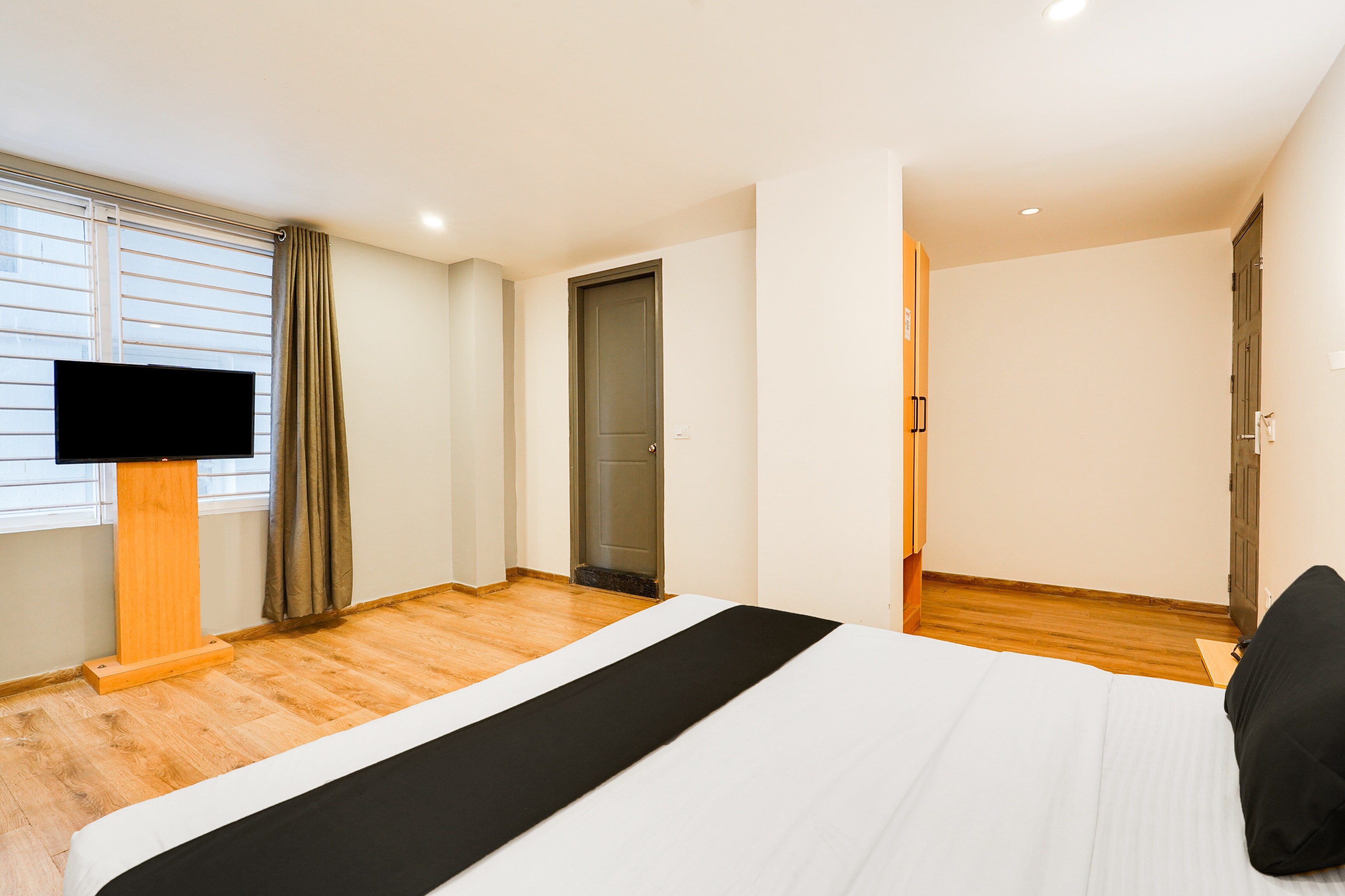 Super Townhouse Oak Indiranagar - Tap to explore photos