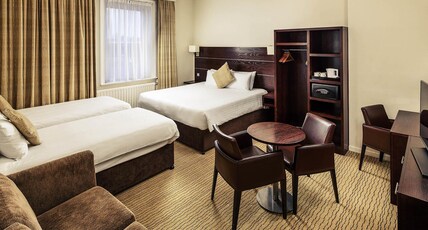 Mercure Maidstone Great Danes Hotel Room Type - Superior suite with 1 double bed and lakeside view