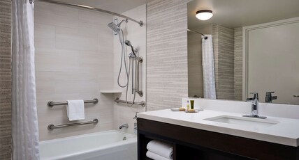 DoubleTree by Hilton Nashville Downtown Room Type - 2 QUEEN BEDS MOB ACC W TUB