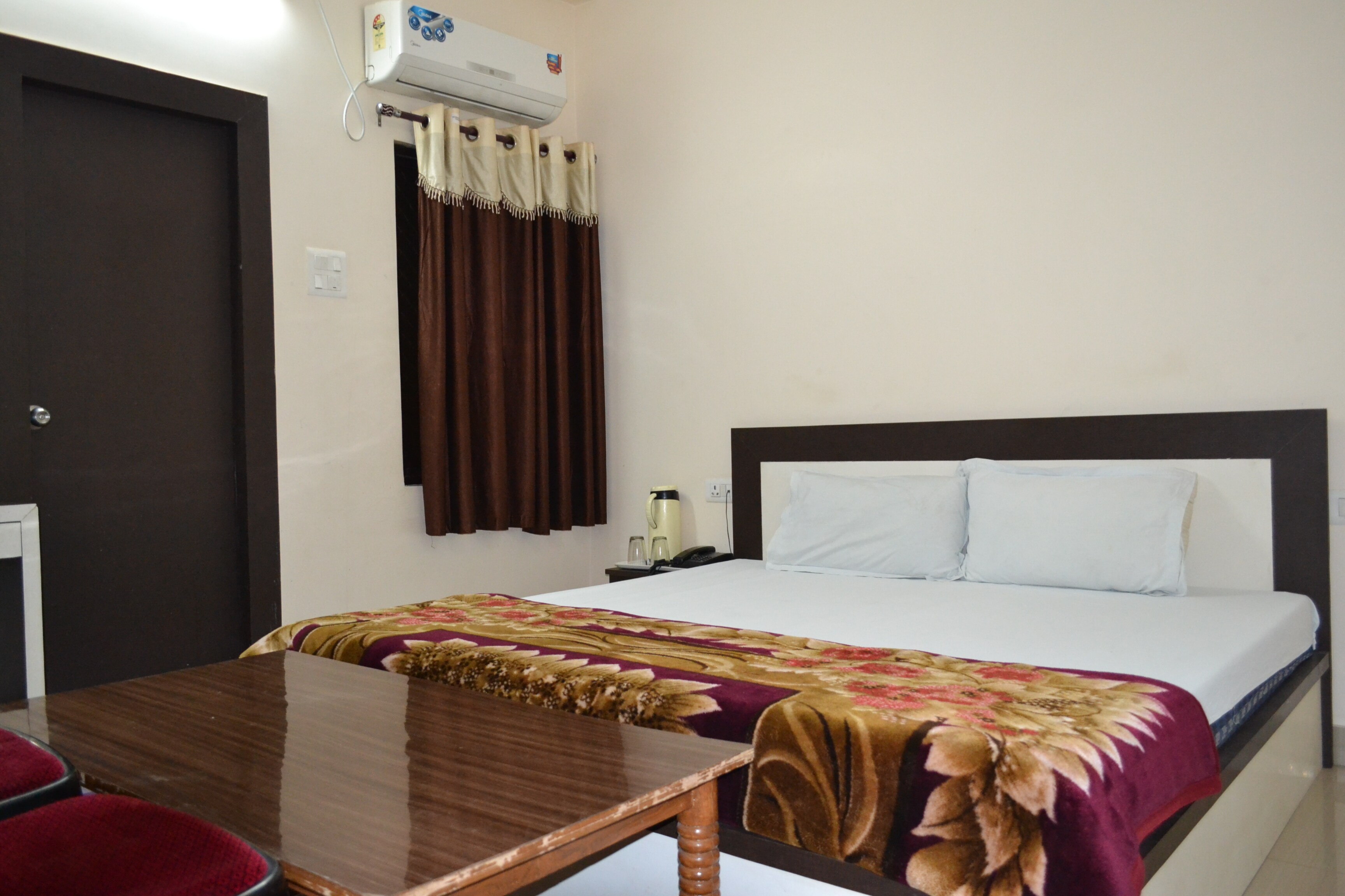 Hotel Mid City - Tap to explore photos