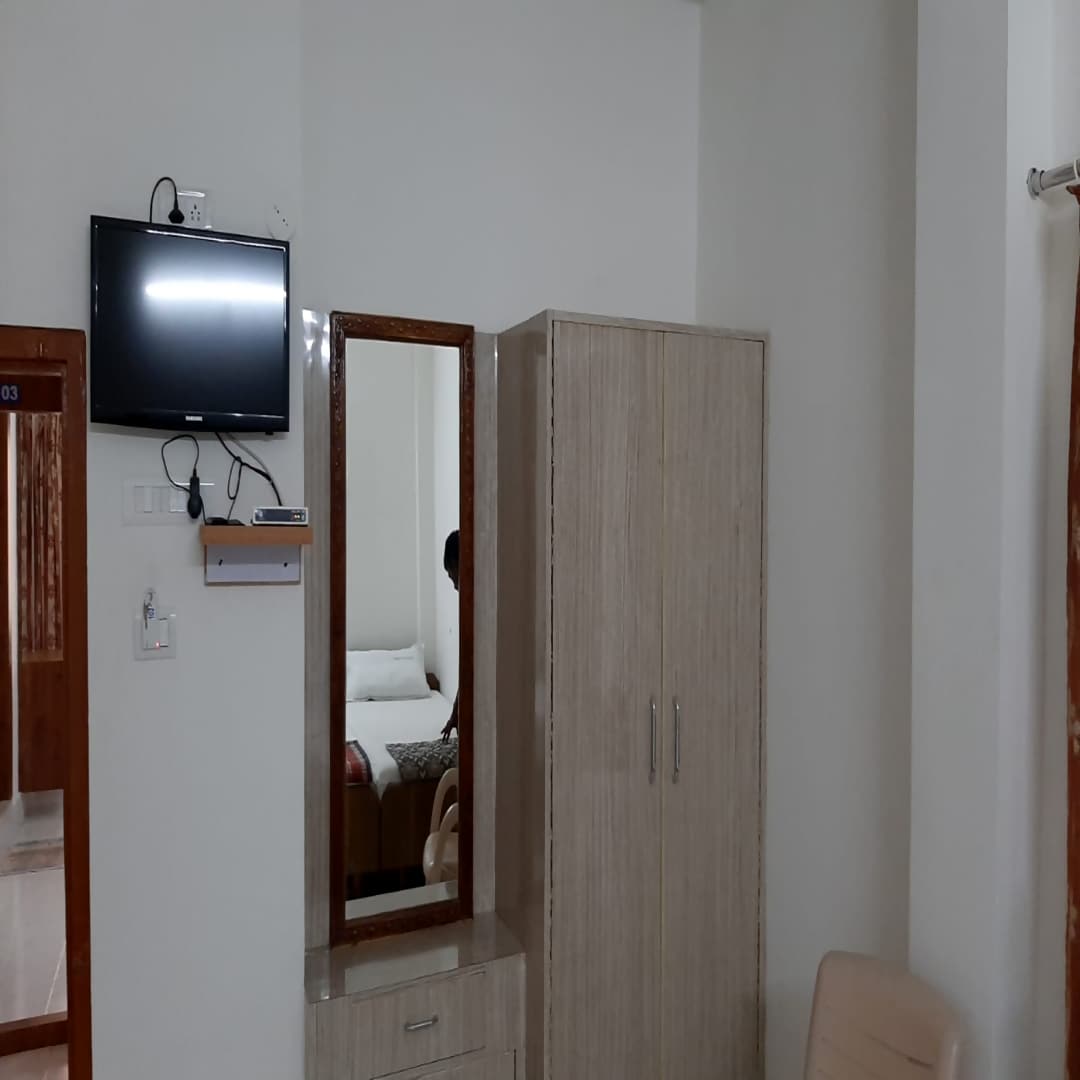 Hotel Sai Guest House - Tap to explore photos