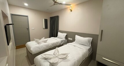 HOTEL ROYAL KING Near Express Avenue Mall, EA Chambers, Australian Consulate Room Type - Deluxe Twin Bed
