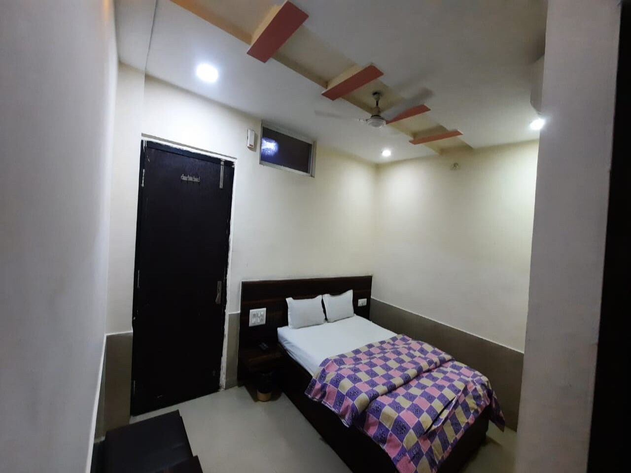 Hotel Vasundhara - Tap to explore photos