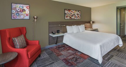 Hilton Garden Inn Syracuse Room Type - 1 KING W DRINKS-SNACKS