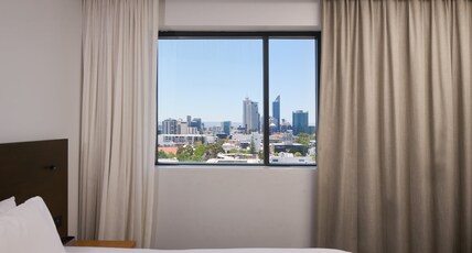 Holiday Inn WEST PERTH Room Type - 1 King Bed Standard City View
