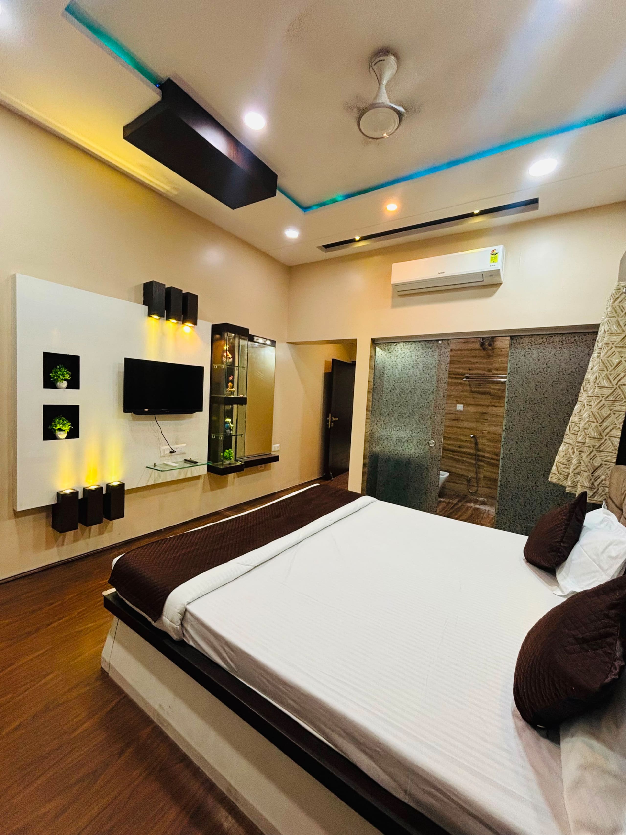 Vaelora Stay Designer 3BHK Luxury Comfort - Tap to explore photos
