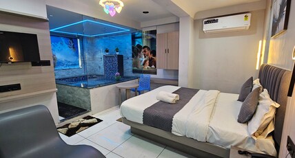 Hotel HR Grand Room Type - Luxuy Pool Room