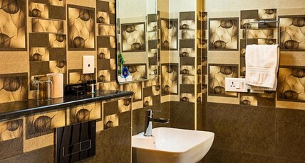 Moonline | Valley-view Rooms and Restaurant Room Type - TWIN BED DELUXE NON AC ROOM