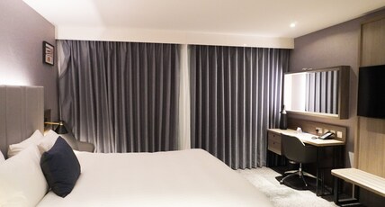 Crowne Plaza LONDON - KINGSTON Room Type - 1 King Premium River View