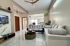 Cozy Corner 2 Bedroom House Near Metro Station