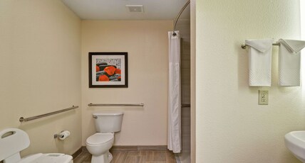 Doubletree by Hilton Hattiesburg, MS Room Type - 1 KING MOB HEAR ACC RIS