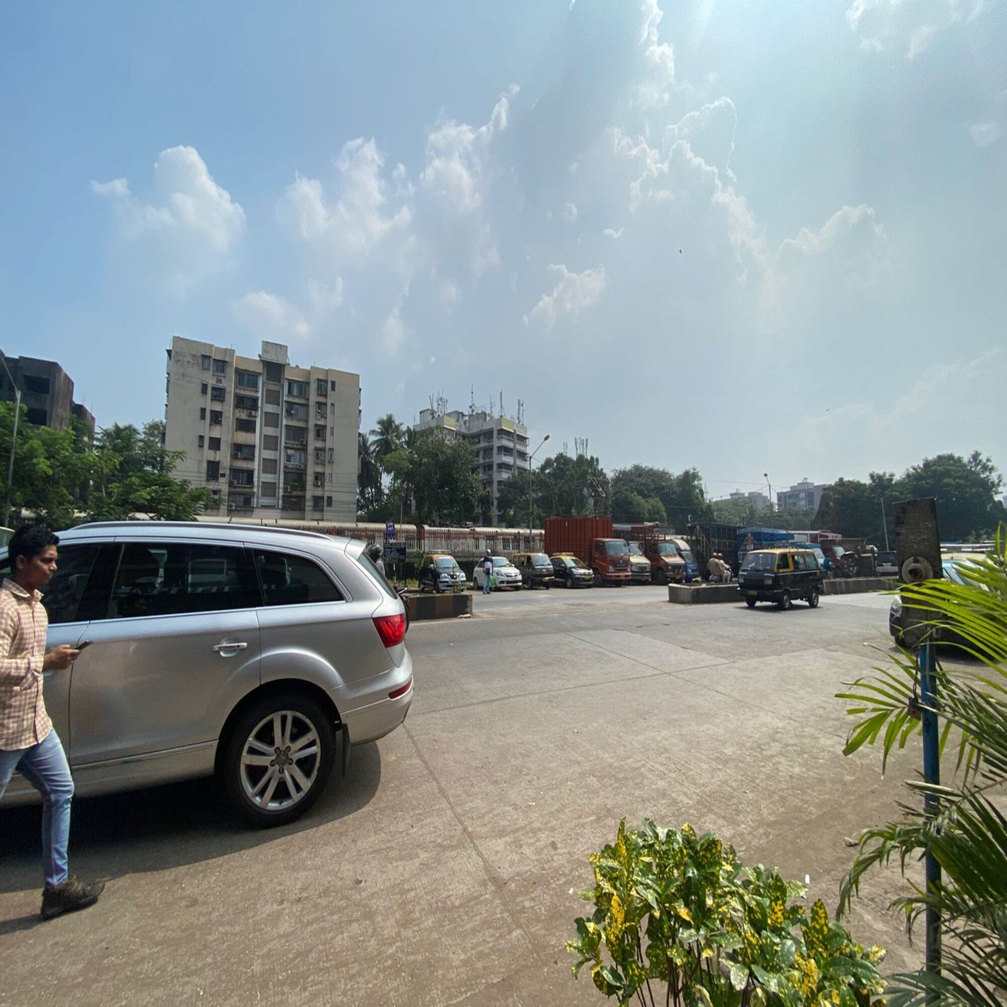 Hotel Pearl View - Near US Embassy Bandra Kurla Complex (BKC), Mumbai - Tap to explore photos