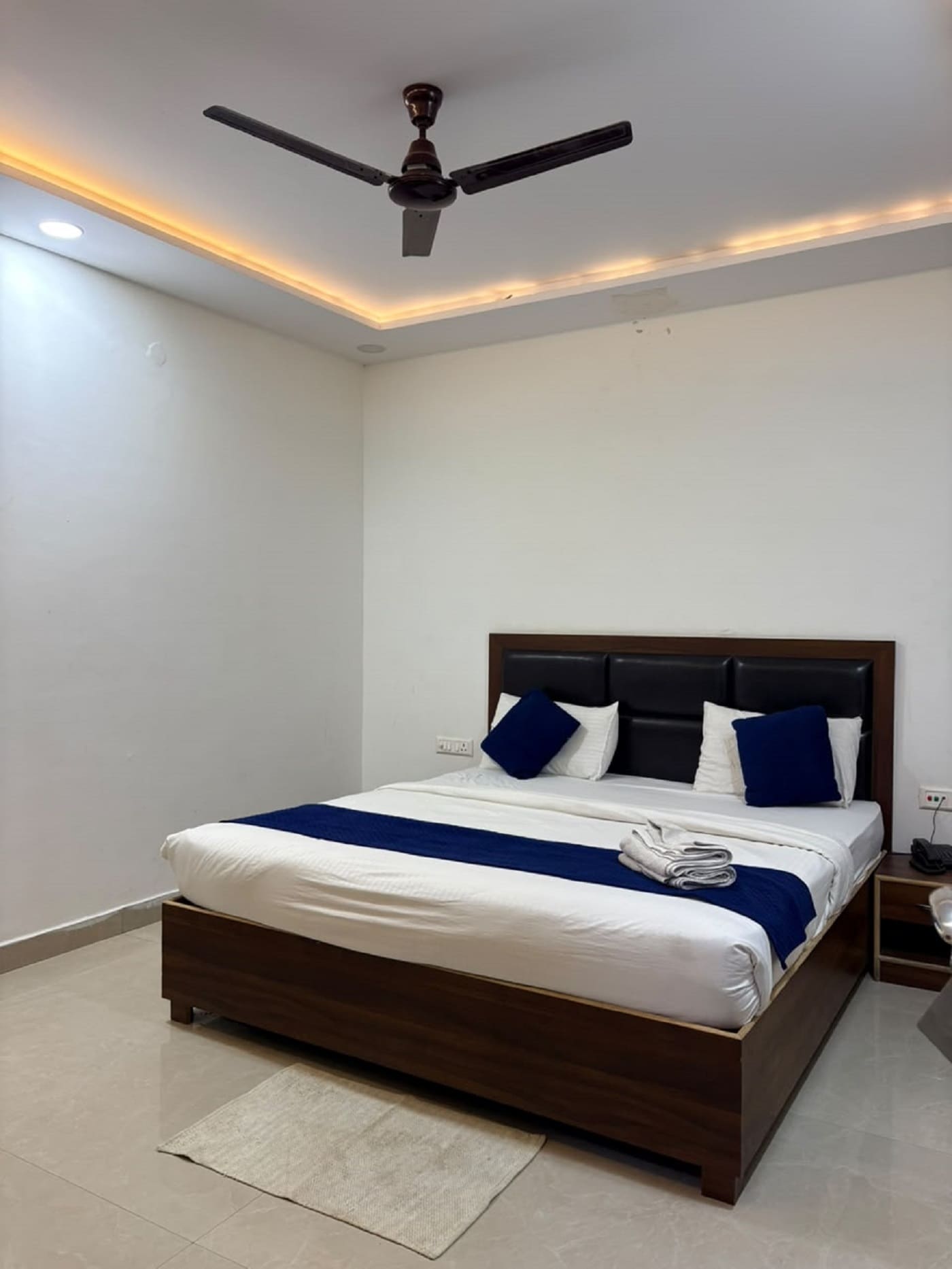 Hotel Akash Inn 300m From Taj Mahal - Tap to explore photos
