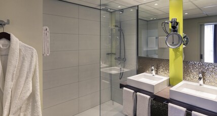 Mercure Hotel Groningen Martiniplaza Room Type - Suite with double bed and separate lounge area