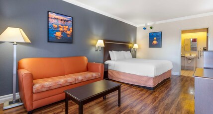 Best Western Anthony/West El Paso Room Type - Accessible - 1 King, Mobility Accessible, Roll In Shower, Ground Level, Non-Smoking, Full Breakfast