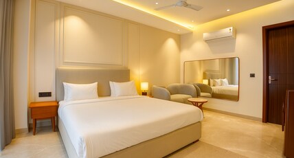 Hotel Ivory Leaf Stays  Golf Course Road Room Type - Deluxe Room with City View