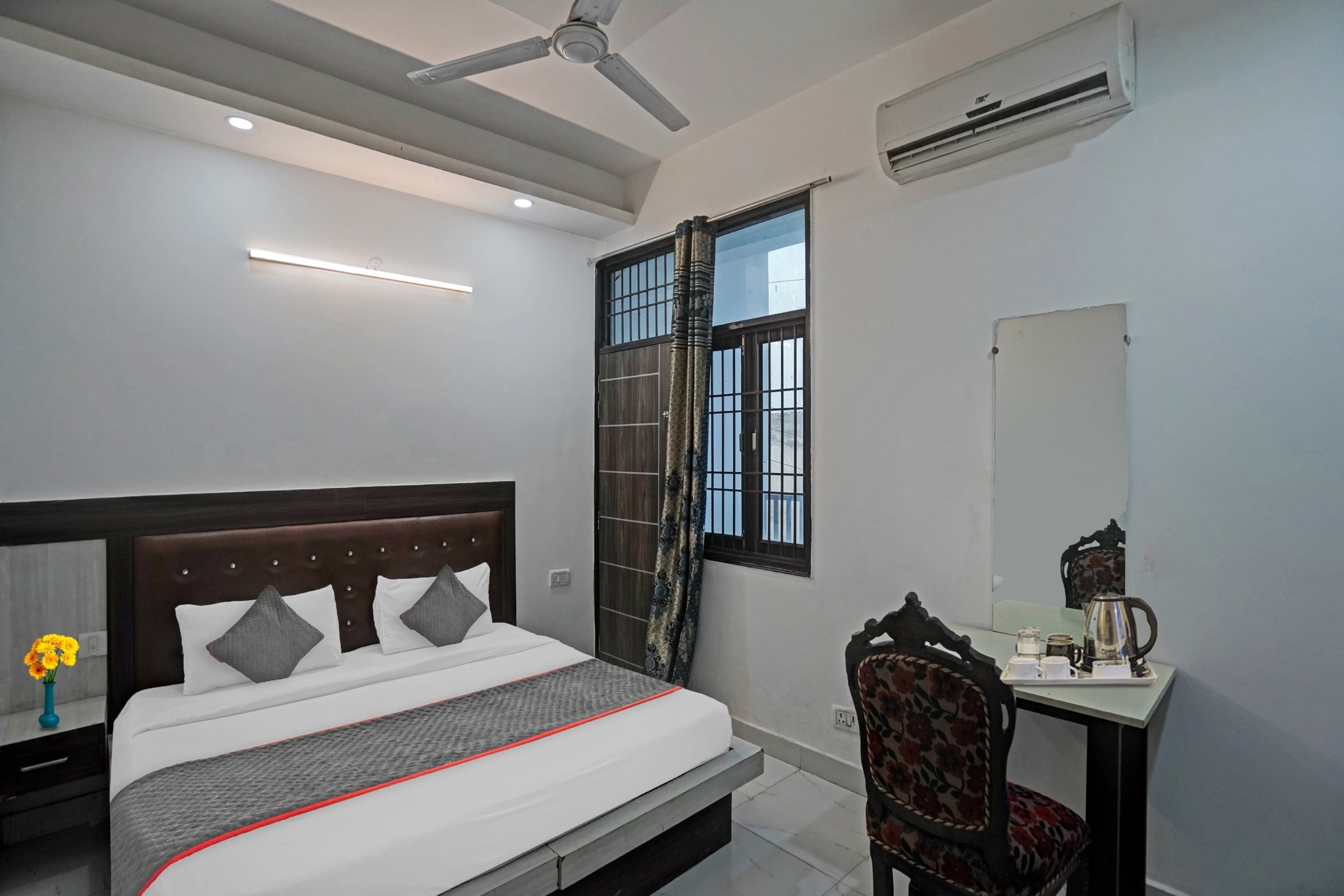 Signature Hotel Noida-62 - Tap to explore photos