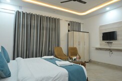 The Grand palace Hotel & Lawn