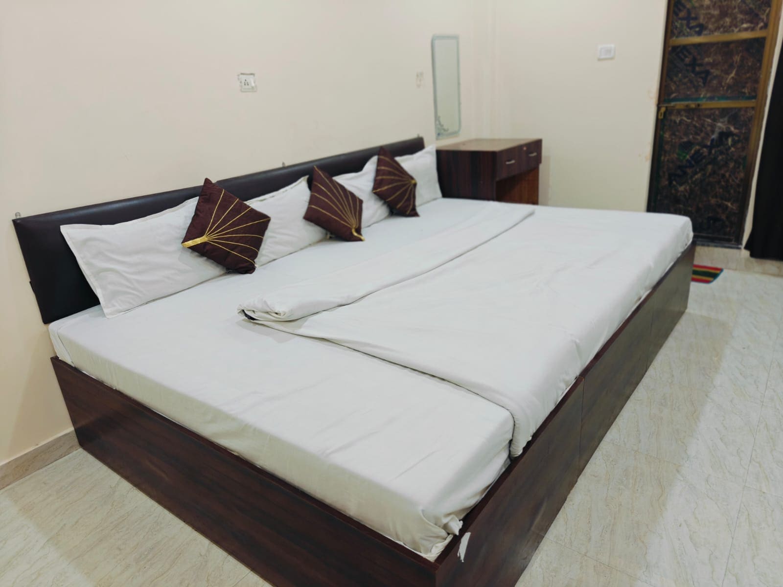 Kohinoor P Guest House - Tap to explore photos