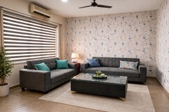 Calm   Cozy Floral Flat   Central Locatio