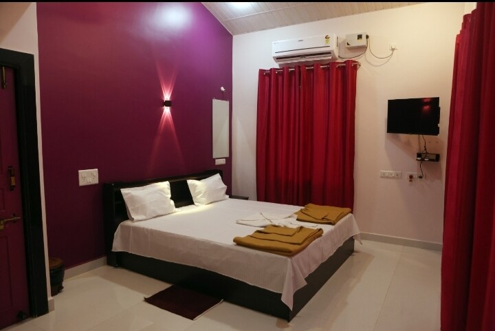 CLASSIC ANAND BUNGALOW-IMPERIAL SUITE AT TARKARLI BEACH MALVAN - Tap to explore photos