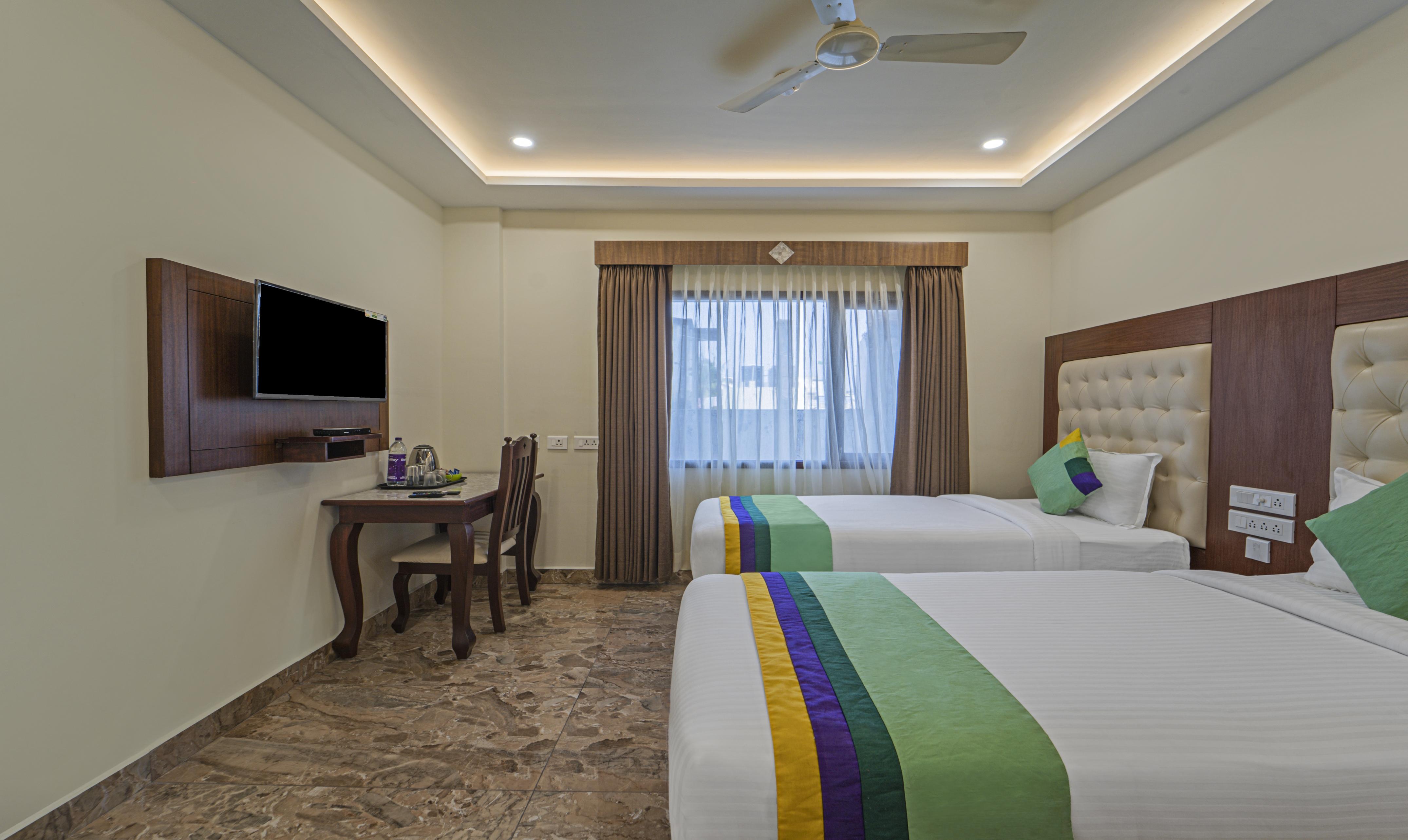 Treebo Aaravi Residency, 800 Mtrs From Promenade Beach - Tap to explore photos