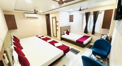 Vimoksha Residence I 9 min walk to Kashi Vishwanath Temple Room Type - Superior Family Bedroom