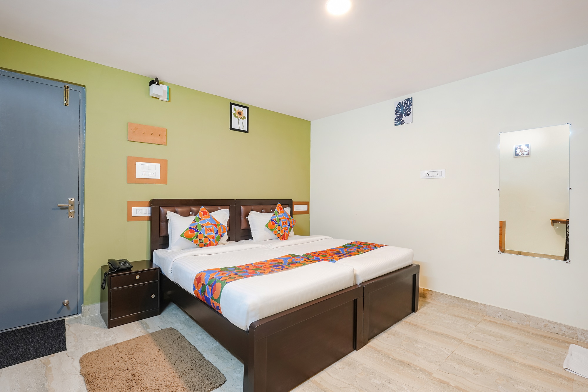 FabHotel La Palma Suites - Nr. Rmz Eco World - Tap to explore photos