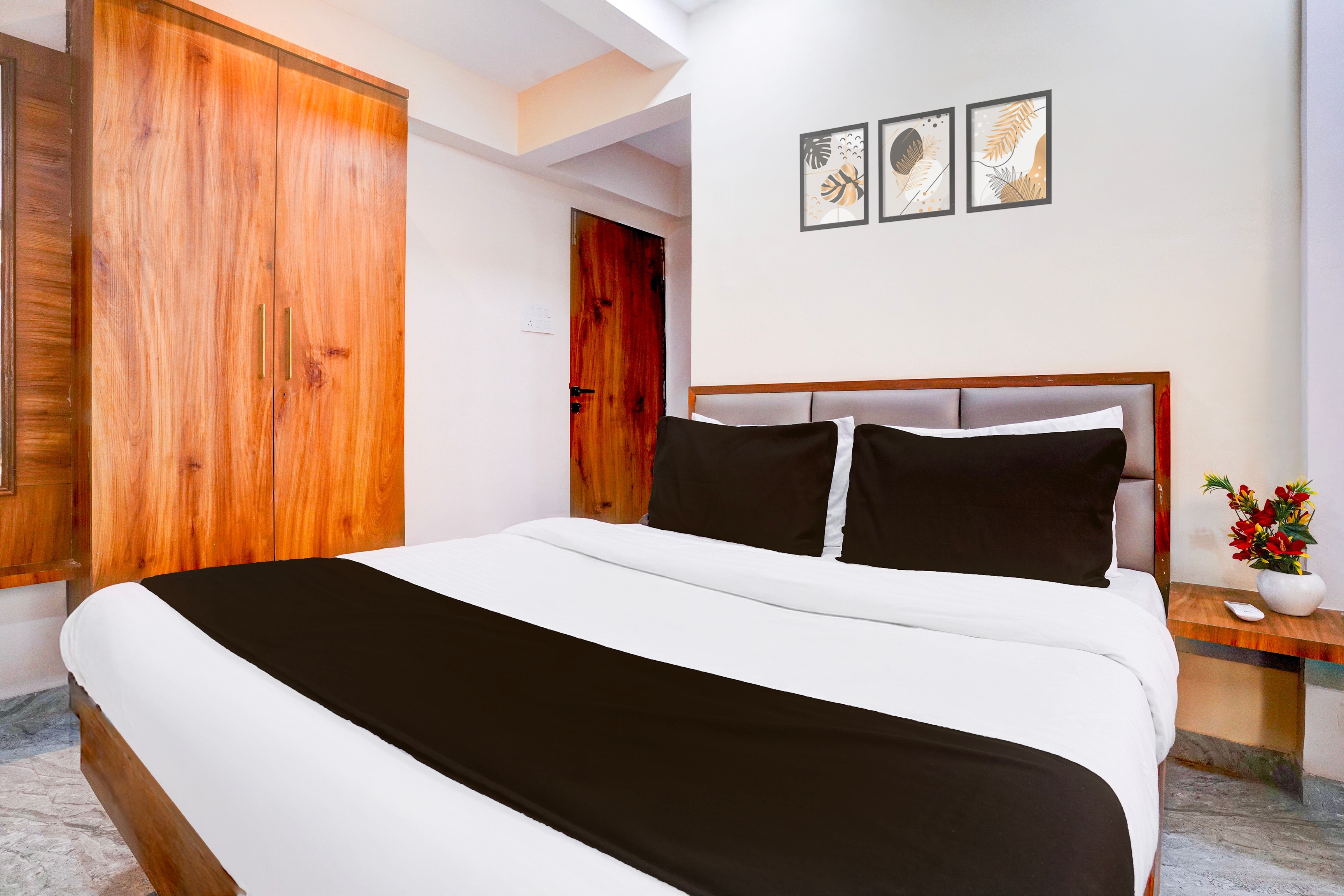 Hotel O Crown - Tap to explore photos