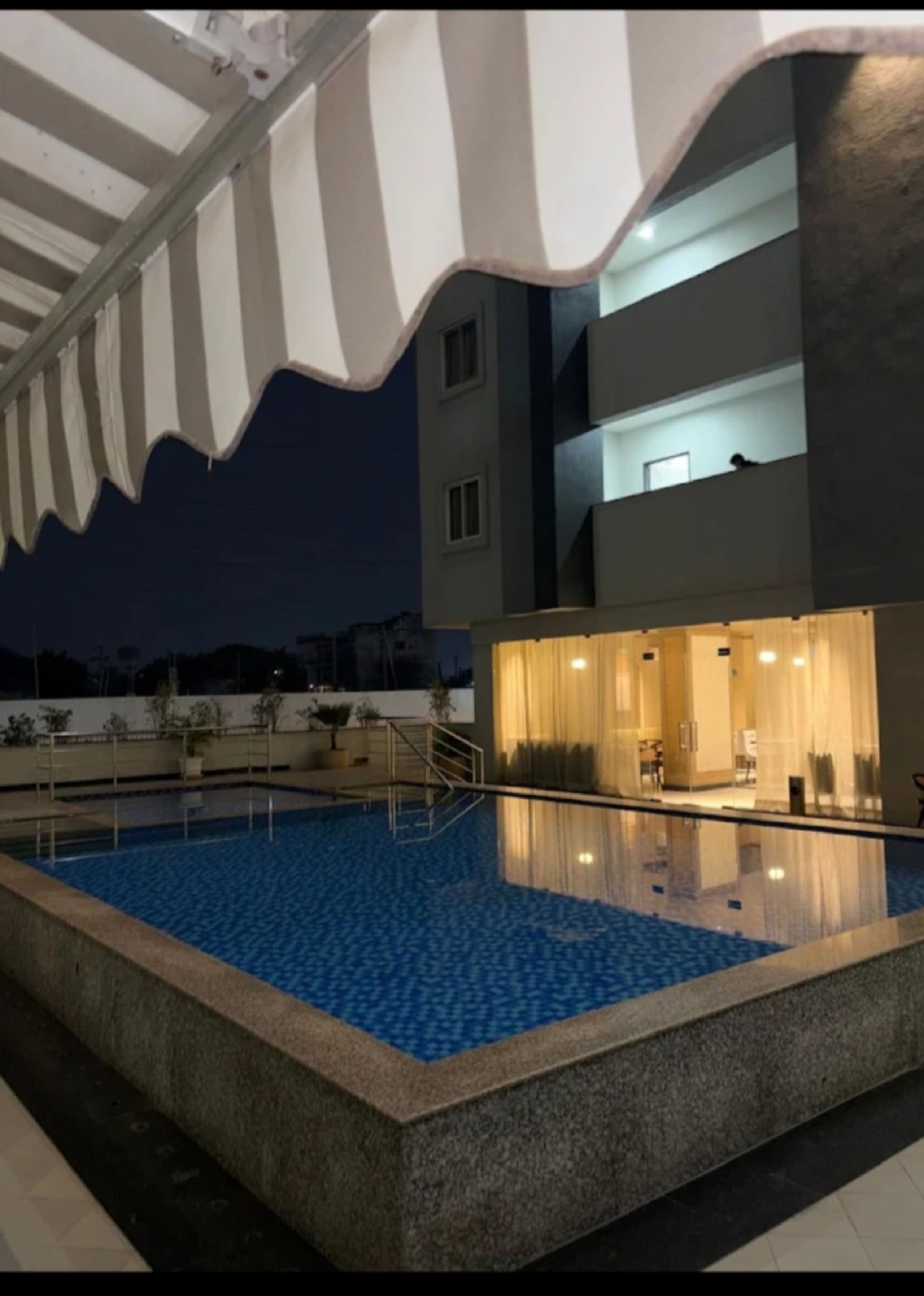 The Regal Nest Studio Near Airport Premium - Tap to explore photos