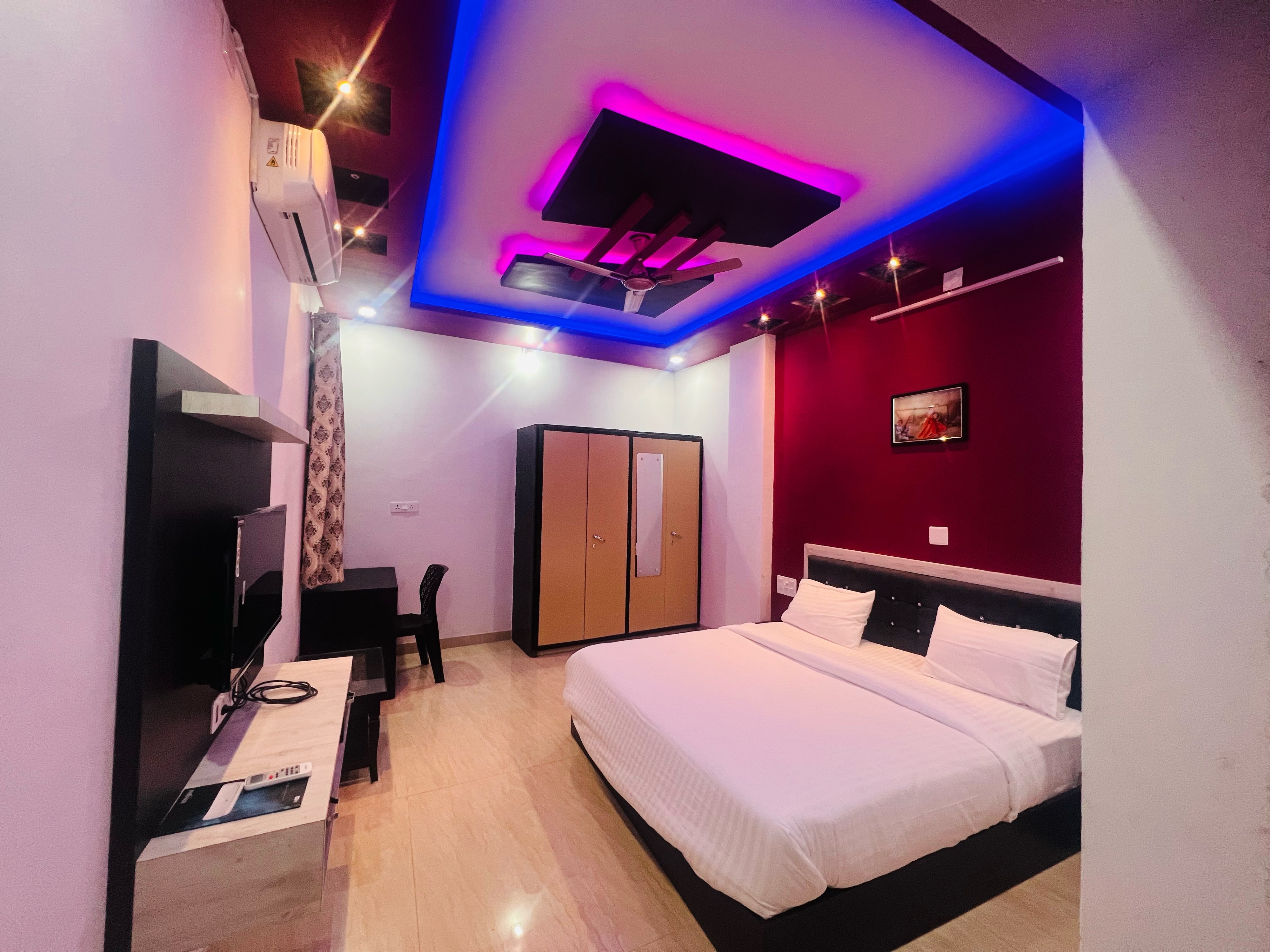 Shivalaya Guest House - Tap to explore photos