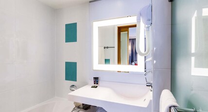 NOVOTEL PARIS MONTPARNASSE Room Type - Classic Room - twin beds