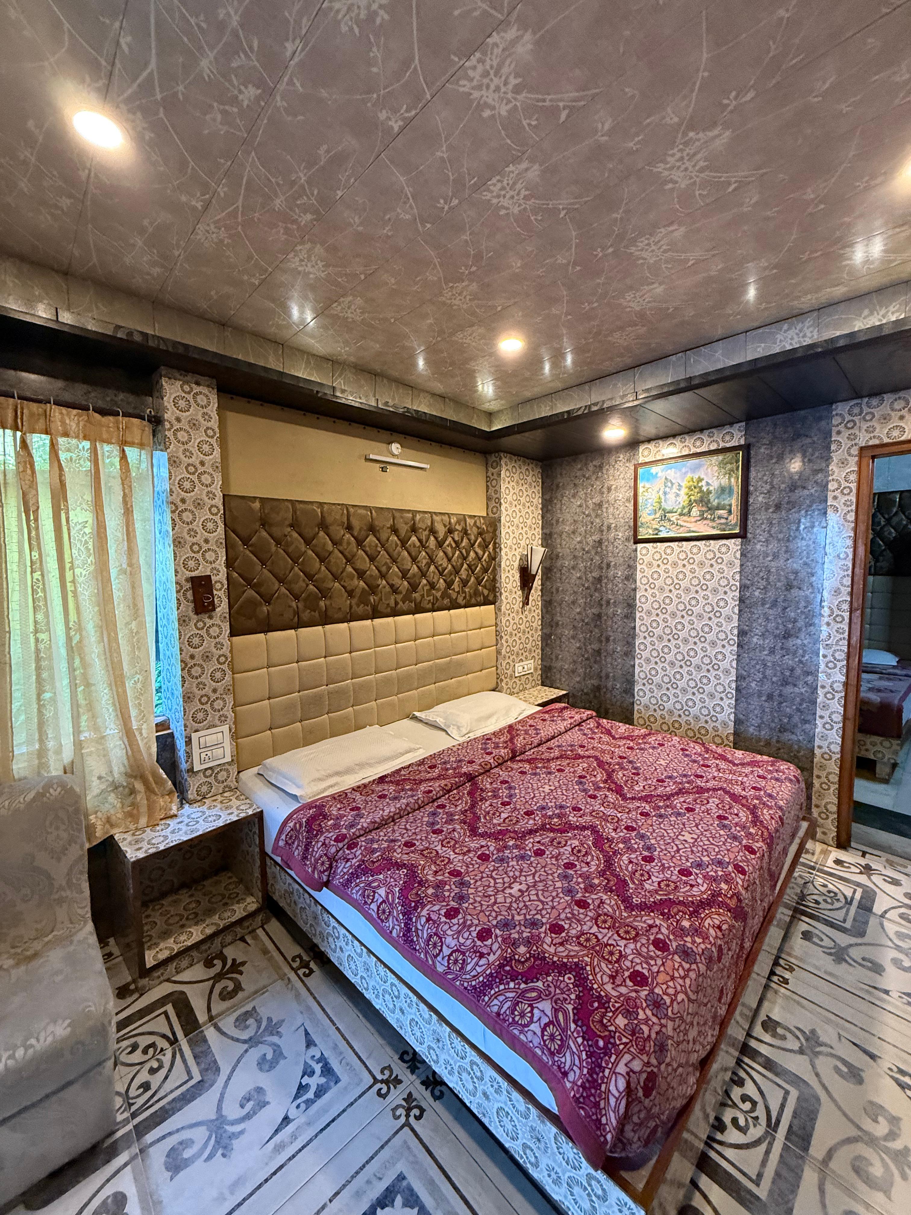 Hotel Gold - Tap to explore photos