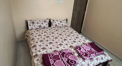 1B BK2Brahmachaitanya Homestay Nr Railway Station Room Type - Bedroom