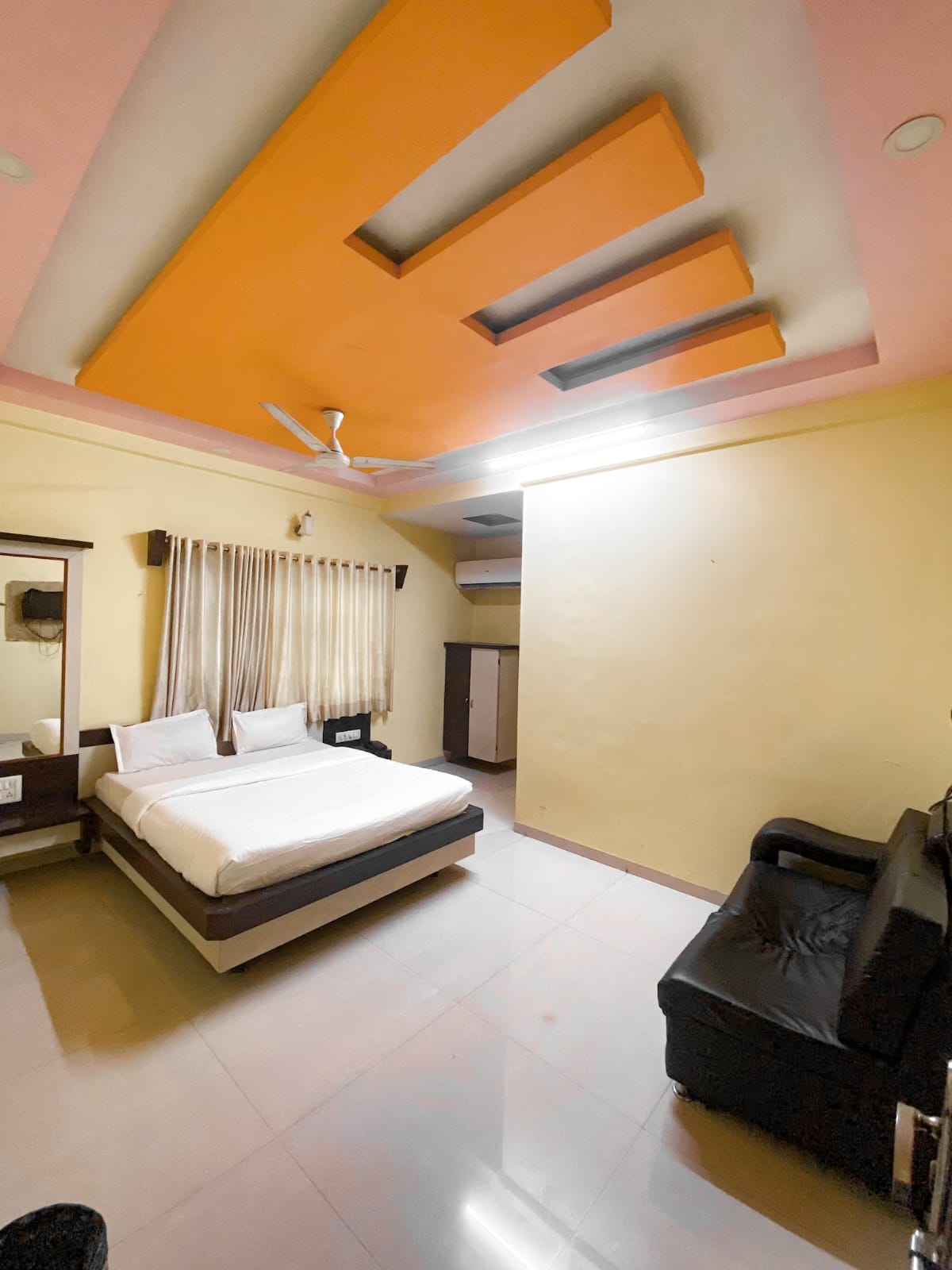 Hotel Baba Sai - Tap to explore photos