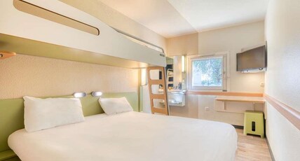 ibis budget Versailles Trappes Room Type - TRIPLE - Room with a large bed and a bunk bed