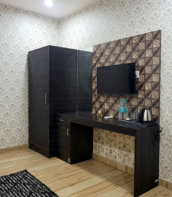 Hotel The Vanta Luxe Near Yashobhoomi - Tap to explore photos