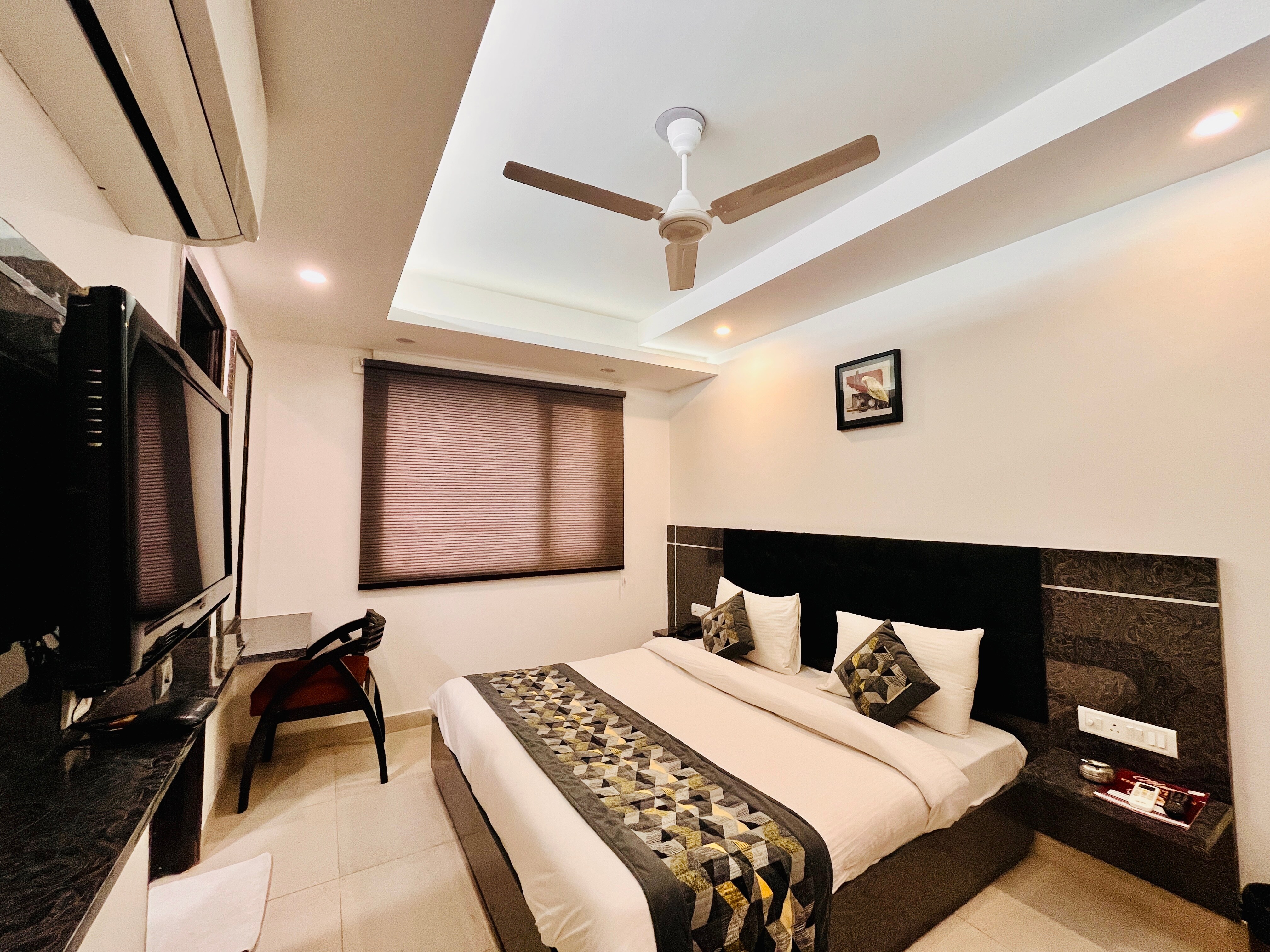 Hotel The Gold Inn Karol Bagh Delhi - Tap to explore photos