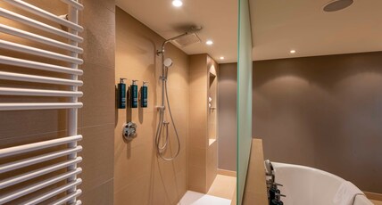 Doubletree by Hilton Vienna Schonbrunn Room Type - KING JR SUITE W BALCONY VW