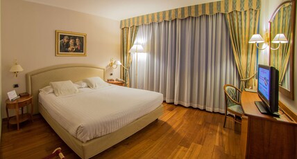 Best Western Hotel Globus City Room Type - 1 Queen And 1 Single, Classic Triple Room