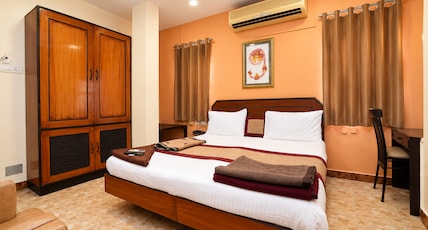 Hotel Raaj Bhaavan - Nungambakkam Room Type - Deluxe Room Hotel Raaj Bhaavan - Nungambakkam Room Type - Deluxe Room