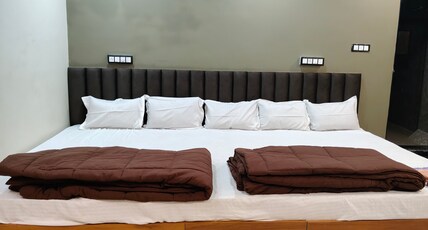 Shree ram guest house Room Type - Shreeram FiveBed Family Ac Room