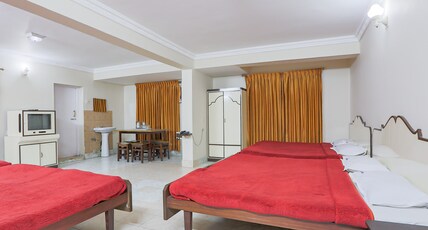Hotel Alakapuri Room Type - 8 Bedded Room