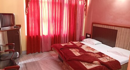 S S Plaza Room Type - Deluxe Double Bed Ac