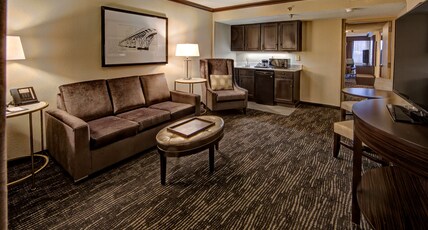 DoubleTree by Hilton Hotel Decatur Riverfront Room Type - 1KG 2 RM RIVER VIEW SUITE