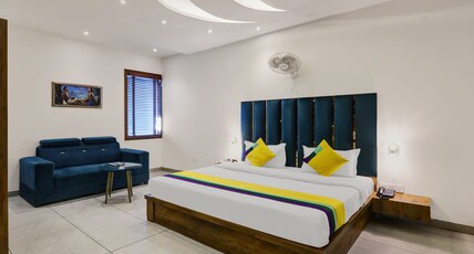 Itsy Hotels Vedansh Room Type - Deluxe Room