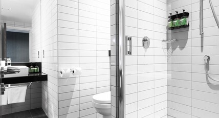 Crowne Plaza NEWCASTLE - STEPHENSON QUARTER Room Type - 1 Queen Standard Double Rain Shower