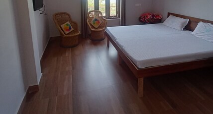 Vivek Homestay Kotli Bir Room Type - Bedroom with balcony and hill view