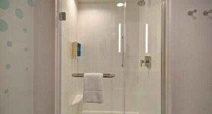 Tru by Hilton Concord Room Type - 1 KING HEARING ACCESSIBLE
